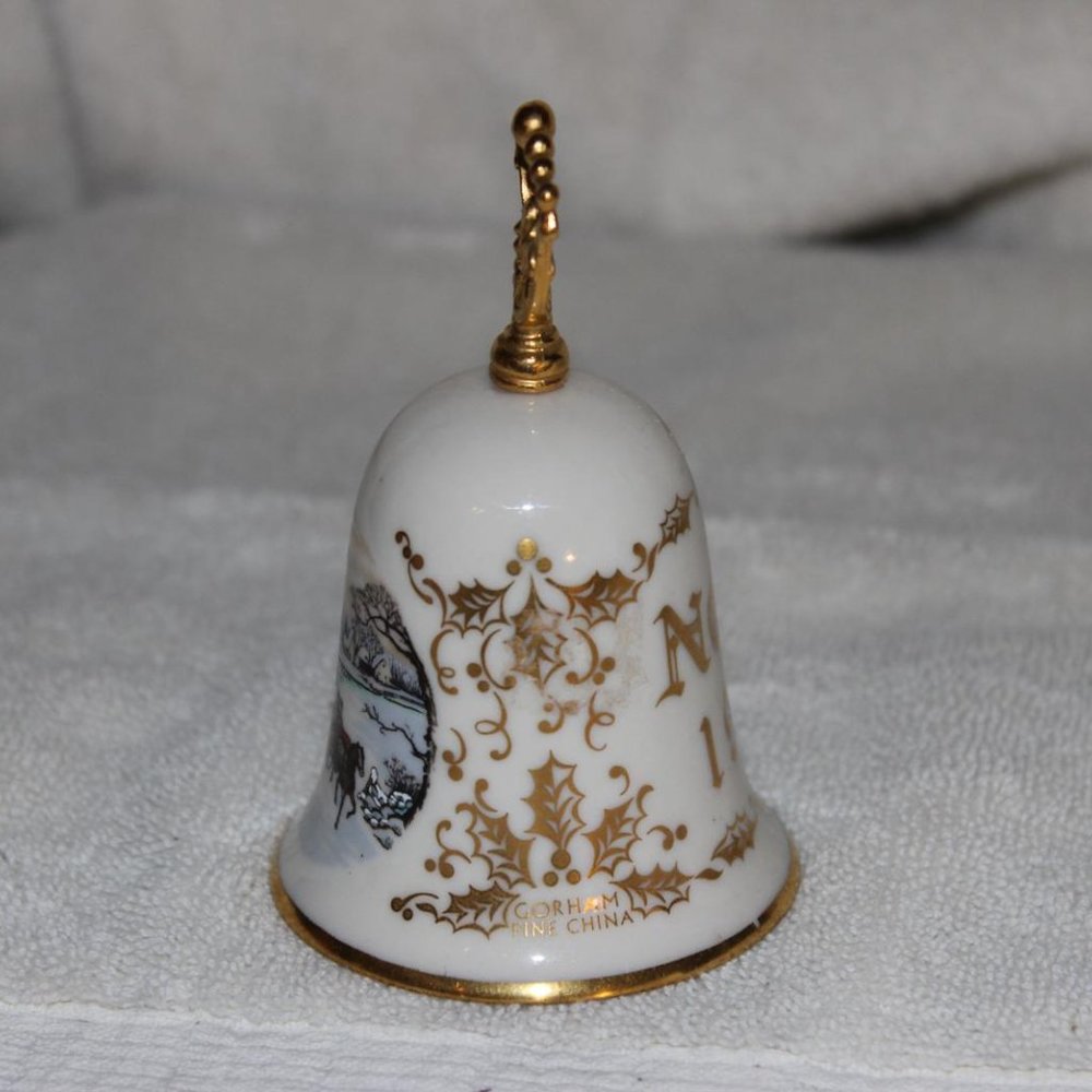 VINTAGE NOEL 1983 GORHAM FINE CHINA CURRIER & IVES CHRISTMAS BELL 3.75” HIGH - Picture 2 of 5